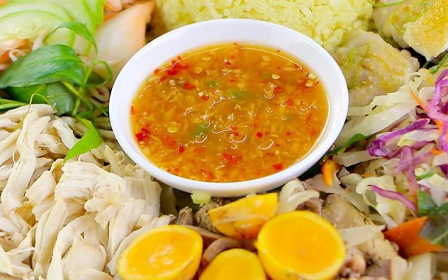 Gà luộc chấm nước mắm gừng